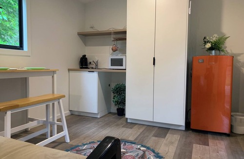 Belgrave Apartment | Hill Billy is a Studio space in Fragrant Belgrave. A Walk to the Puffing Billy