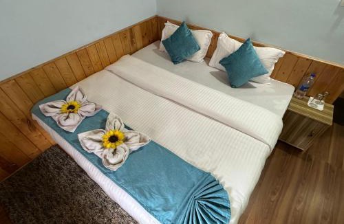 Tosh House | Hill Ice Guesthouse Tosh Mountain View Rooms & Balcony