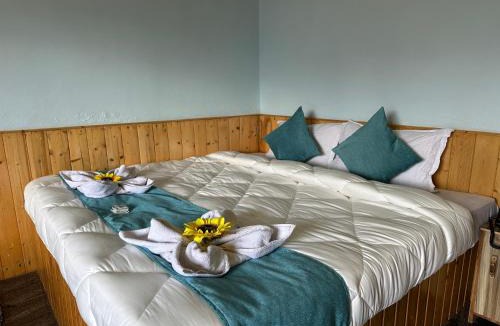 Tosh House | Hill Ice Guesthouse Tosh Mountain View Rooms & Balcony