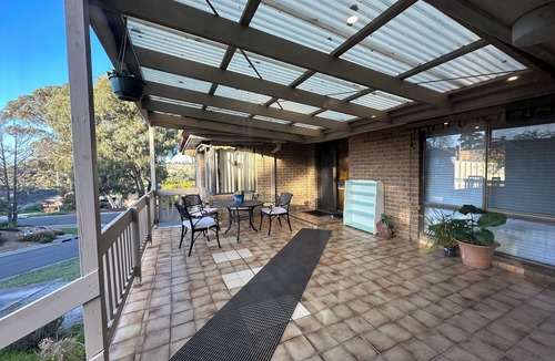 Sunbury House | Hill top view house, high speed wifi, Netflix & Prime Video