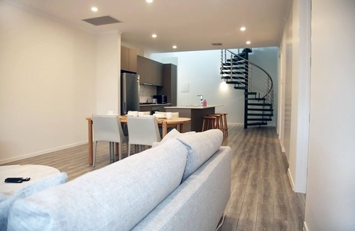 Mile End South Apartment | Hilton Executive Apartment