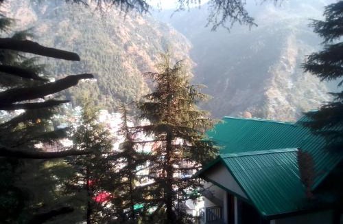 Dharamshala Bed & Breakfast | Himalayan Mountain Triund Hill Trekkers and Waterfalls View Hostel