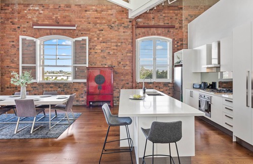 Newstead Apartment | Historic Impressive & Enormous Woolstore~Teneriffe