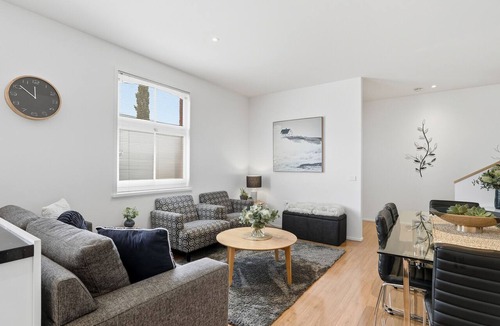 Hobart Central Business District Apartment | Hobart City Escape: Your perfect CBD base to unwind and explore Hobart!