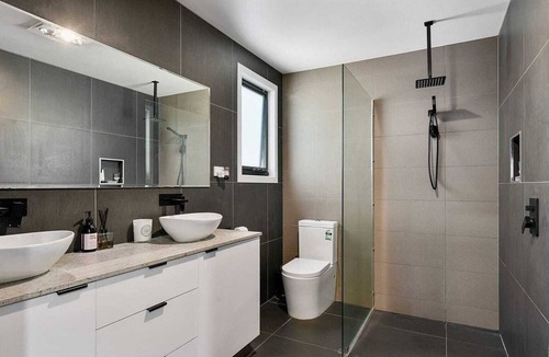 Sorell House | Hobart Haven: Scenic 4BR - Mountain & Water Views Pet friendly & perfect 4groups