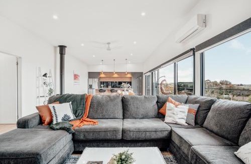 Sorell House | Hobart Luxury Group Retreat with Spa & Fire Pit, Sleeps 12