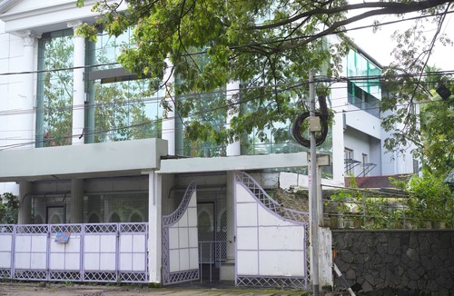 Maradu Apartment | Holiday Home Cochin nLocated in Ernakulam Near to Gandhi Square, Poonithura.