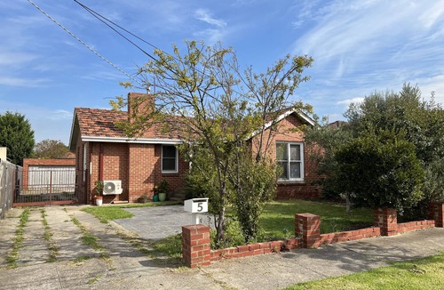 Preston House | Home away from home - 1930's Brick cottage in Inner North with large garden