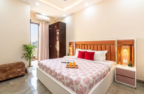 Sainik Farm Apartment | Homlee-Pearl-3BHK-Lift-Parking-Max Hospital-Saket