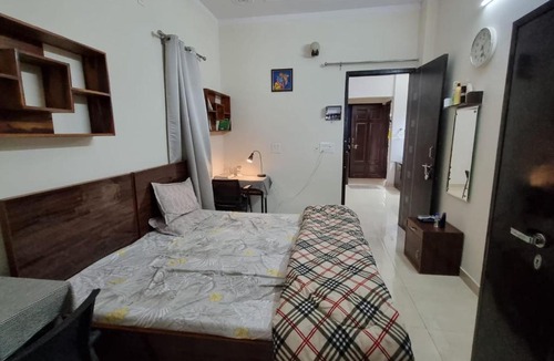 Bullawala Apartment | HOmTEL-2BHK Independent Flat by Pushpanjali QLH