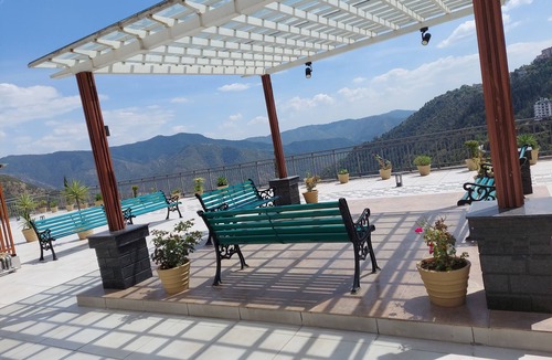 Shimla Apartment | HOP stays Shimla - Luxury 2BHK {Free Parking + Lift + Caretaker + Terrace + Pet}
