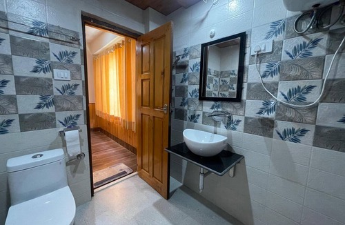 Chaurah Hotel | Hotel Diwan Sach Pass Himalayan Brothers