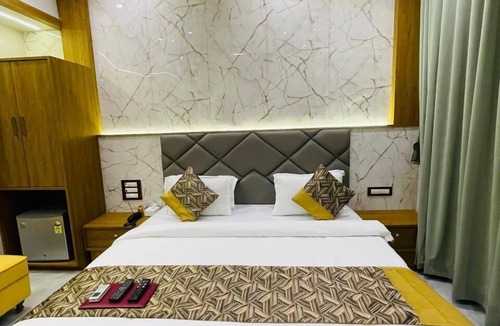 Sakinaka Hotel | HOTEL DOUBLE CROWN Mumbai AIRPORT T2