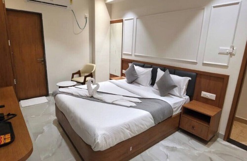 Dwarka Hotel | HOTEL HANIE TREE