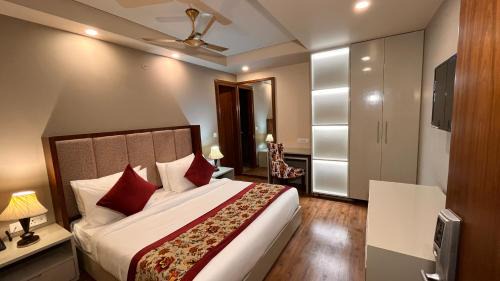 Anand Vihar Hotel | Hotel IP Royal By Qotel - Karkardooma & East Delhi