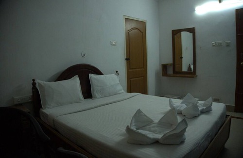 University of Kerala Senate House Campus Hotel | Hotel MAJESTIC INN PALAYAM