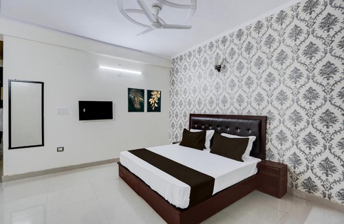 Noida Hotel | Hotel O Avs Hotel and restaurant