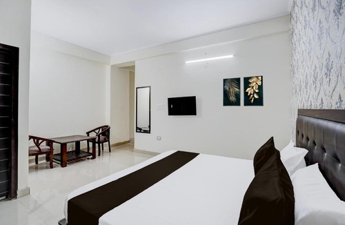 Noida Hotel | Hotel O Avs Hotel and restaurant