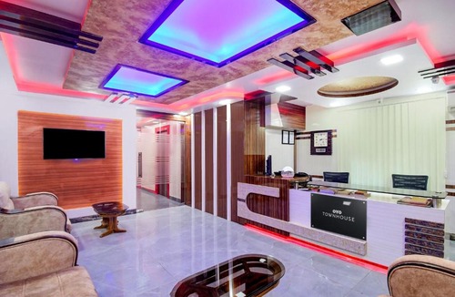 Lake Town Hotel | Hotel O THE CROWN COMFORTS
