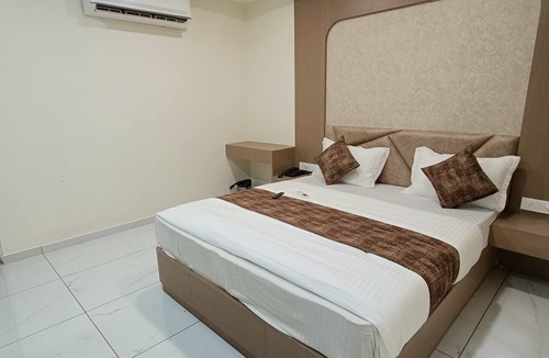 Vasad Hotel | Hotel Radhe Raas