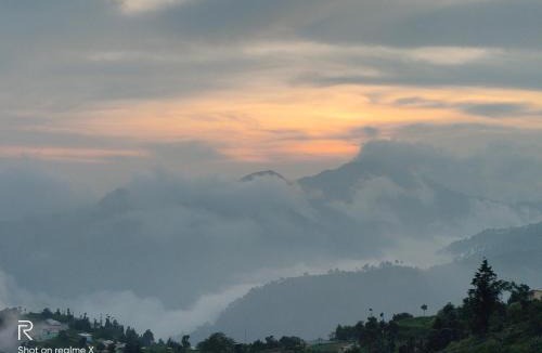 Sakalana Range Hotel | Hotel Sunrise Inn & Restaurant, Kanatal