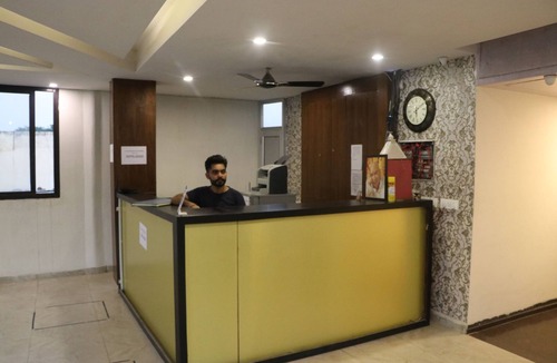 Kishangarh Apartment | Hotel The Black Gold - Deluxe Roomn