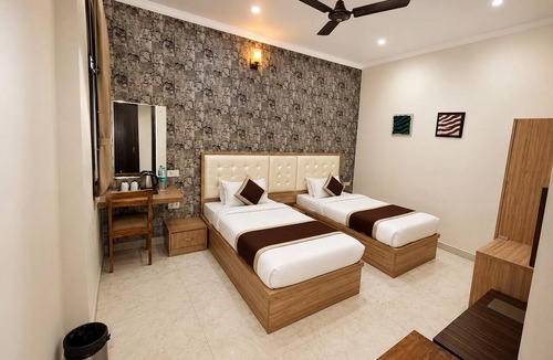 Mansarovar Hotel | Hotel The White Tulip