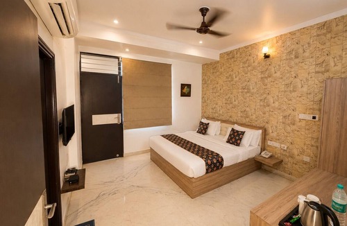 Mansarovar Hotel | Hotel The White Tulip