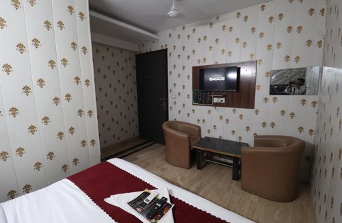 Delhi Hotel | Hotel Yuvraj 5 Mints walking from Rajendra Nagar Metro Station