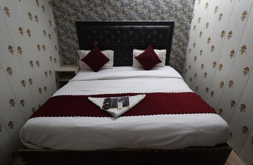 Delhi Hotel | Hotel Yuvraj 5 Mints walking from Rajendra Nagar Metro Station