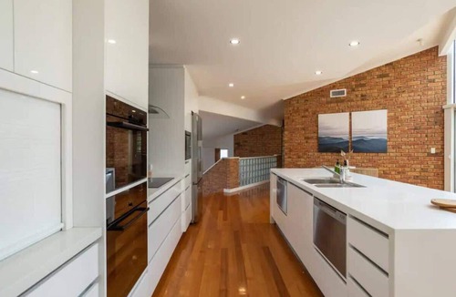 Howrah House | "House on the Hillside" with City Views Sleeps 12