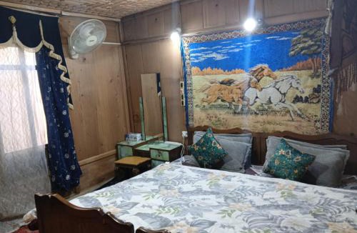 Dal Lake Bed & Breakfast | Houseboat New Retreet