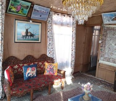 Dal Lake Bed & Breakfast | Houseboat New Retreet