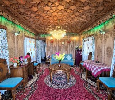 Dal Lake Boat Rental | Houseboat Young Life