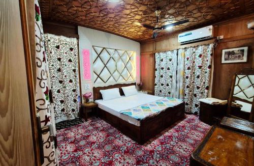 Dal Lake Boat Rental | Houseboat Young Life