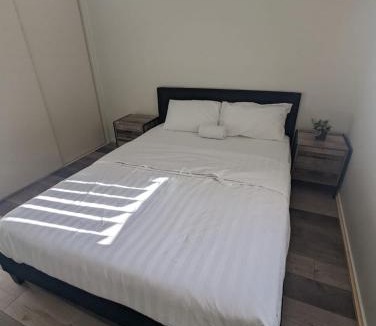 New Auckland House | Huge Holiday Home 4Beds 2Baths in Gladstone near Shopping Center