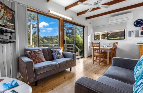 Nungurner House | Jetty View - Lorikeet Cabin