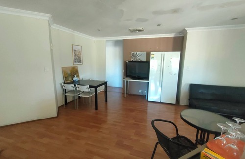 Heathridge House | Joondalup Villa with five bedrooms and two bathrooms, can accommodate 10 people