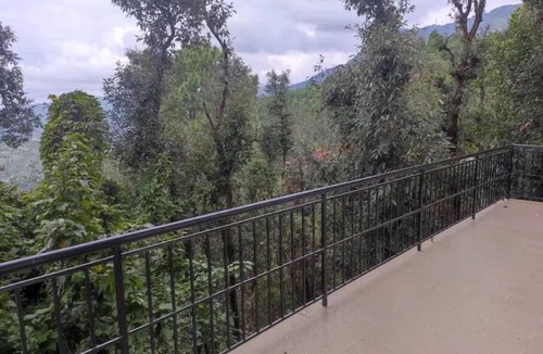 Shoghi Apartment | Jujurana-Spacious 2BHK:Valley Views, Balcony, Wifi