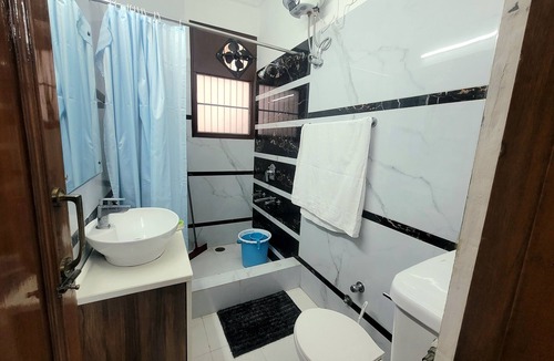Ranjit Avenue Bed & Breakfast | Kanwar Homestay - Posh/Wifi/Kitchen/Gardens/CarPark