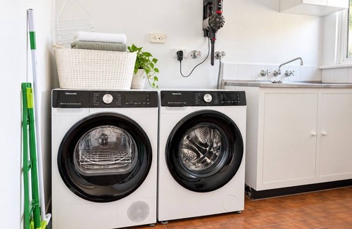 Semaphore House | Koala Stay Semaphore Esplanade | Walk to the Beach