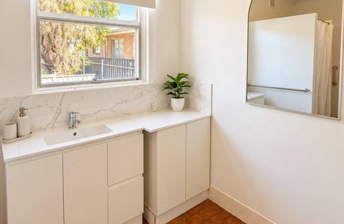 Semaphore House | Koala Stay Semaphore Esplanade | Walk to the Beach