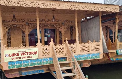 Dal Lake Boat Rental | Lake Victoria Houseboat