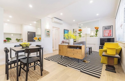 South Melbourne Apartment | Lakeside Glow Stylish Retreat near Beach and Markets