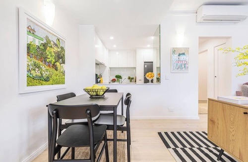 South Melbourne Apartment | Lakeside Glow Stylish Retreat near Beach and Markets