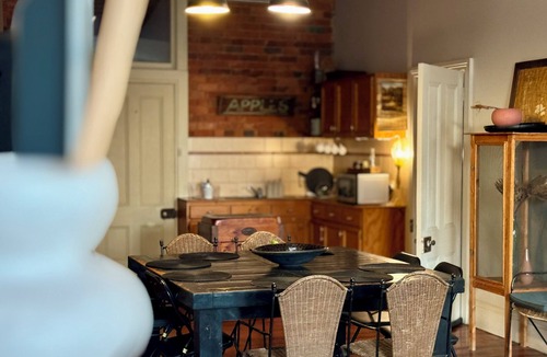 Echuca House | Large, 2 BR stable conversion (circa 1874) tucked in the heart of old town. 🍃