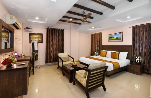 Indirapuram Hotel | Le Crescent Hotel by Trot