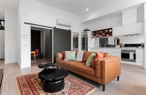 Collingwood Apartment | Light-filled Heritage Building - Smith St