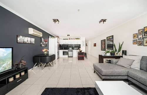 Windsor Apartment | Light-filled, spacious 2 bdrm Prahran apartment with free parking.