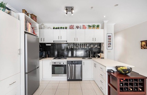 Windsor Apartment | Light-filled, spacious 2 bdrm Prahran apartment with free parking.